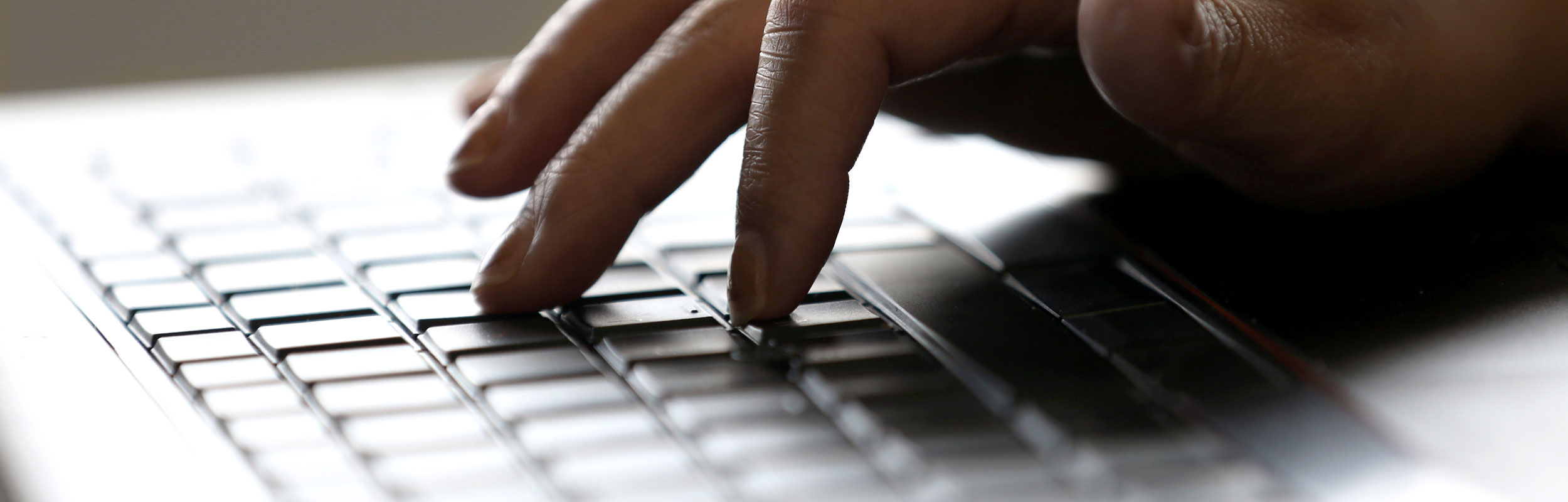 通过邮件联系我们